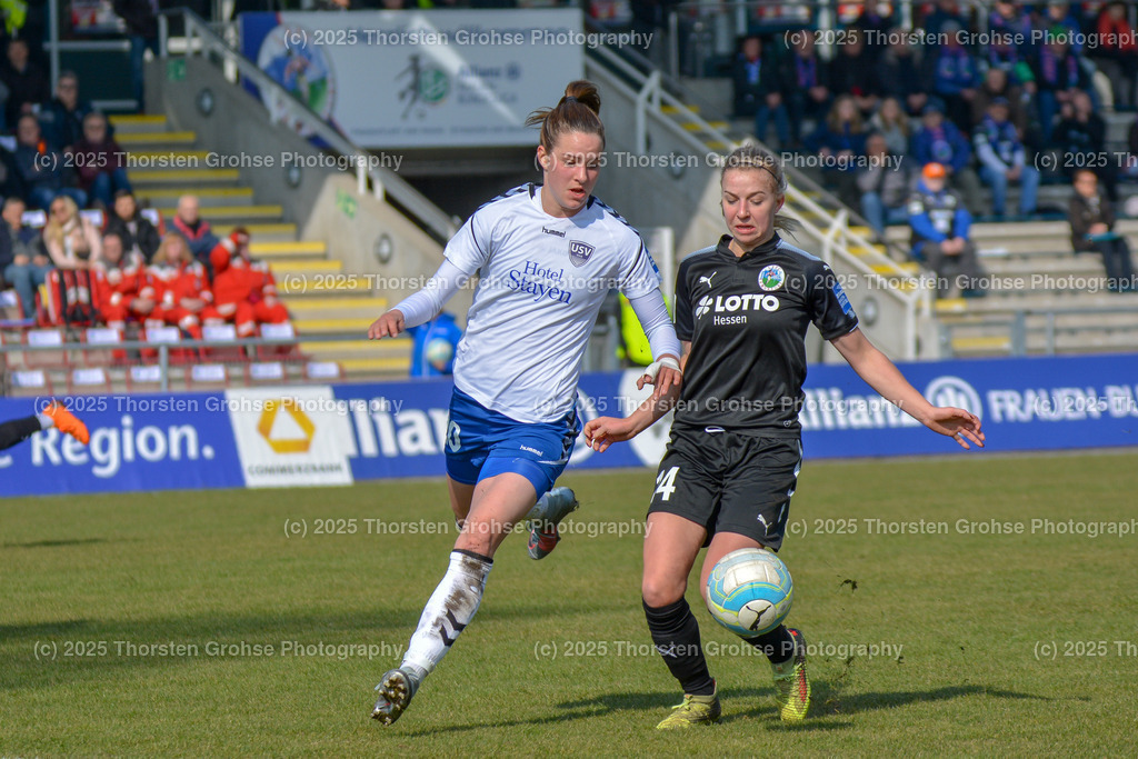 Fussball-BL Frauen 1. FFC Frankfurt vs. FF USV Jena | Lara Schmidt #20 (FF USV Jena), Groenen Jackie #14 (1.FFC Frankfurt); Fussball-BL Frauen 1. FFC Frankfurt vs. FF USV Jena, Fussball-Bundesliga Frauen am 25.03.2018 im Stadion am Brentanobad in Frankfurt/Main, (Deutschland) - Realisiert mit Pictrs.com
