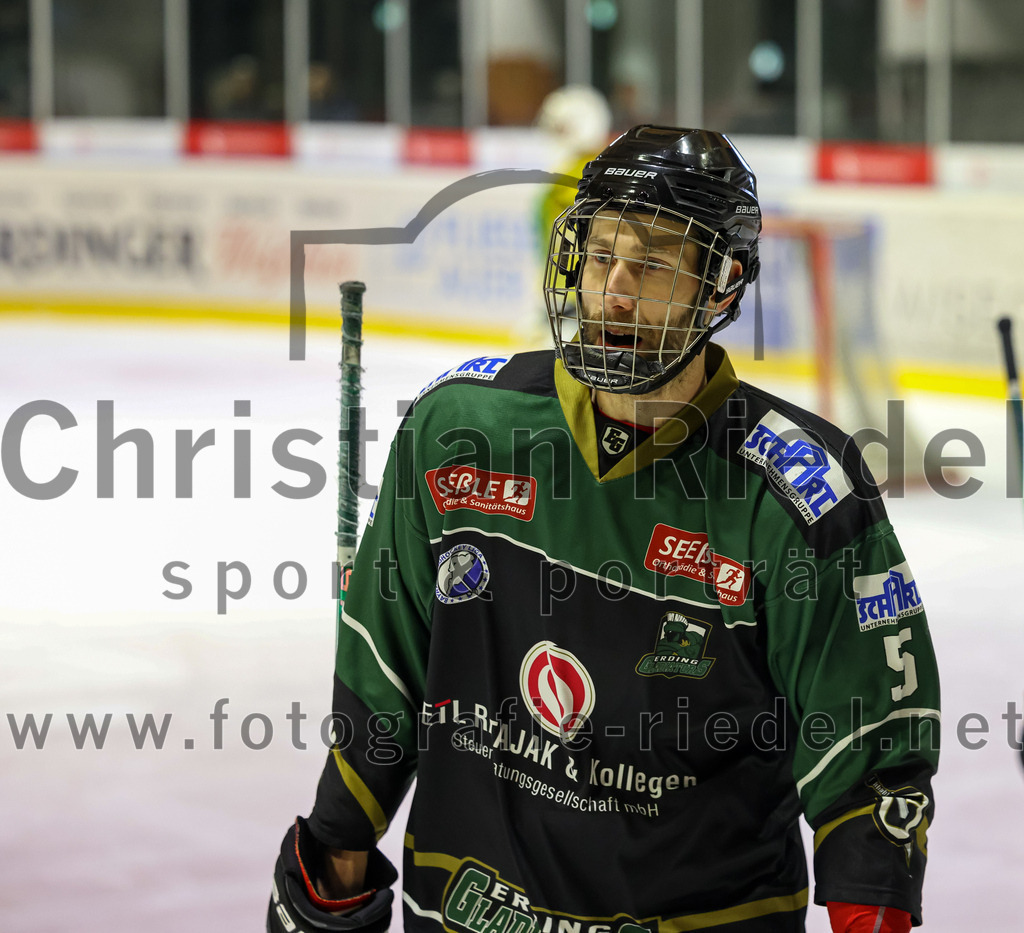 2022-12-16_112_TSV_Erding_gegen_EC_Pfaffenhofen | Erding, Deutschland, 16.12.2022:
Eishockey, Bayernliga 2022 / 2023, 21. Spieltag, TSV Erding gegen EC Pfaffenhofen, Endergebnis: 14:1

Florian Zimmermann (Erding Gladiators, #5)

Foto: Christian Riedel / fotografie-riedel.net