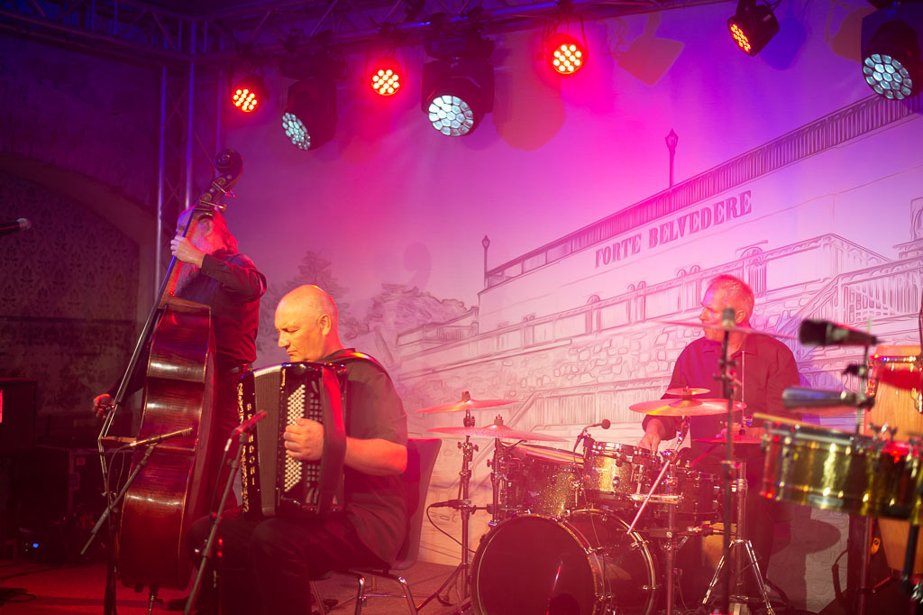 Tango meets Cuba | Tango meets Cuba mit den Klazz Brothers & Cuba Percussion im Forte Belvedere Leisnig zum Festival Hallo Leisnig 2022. - Realisiert mit Pictrs.com