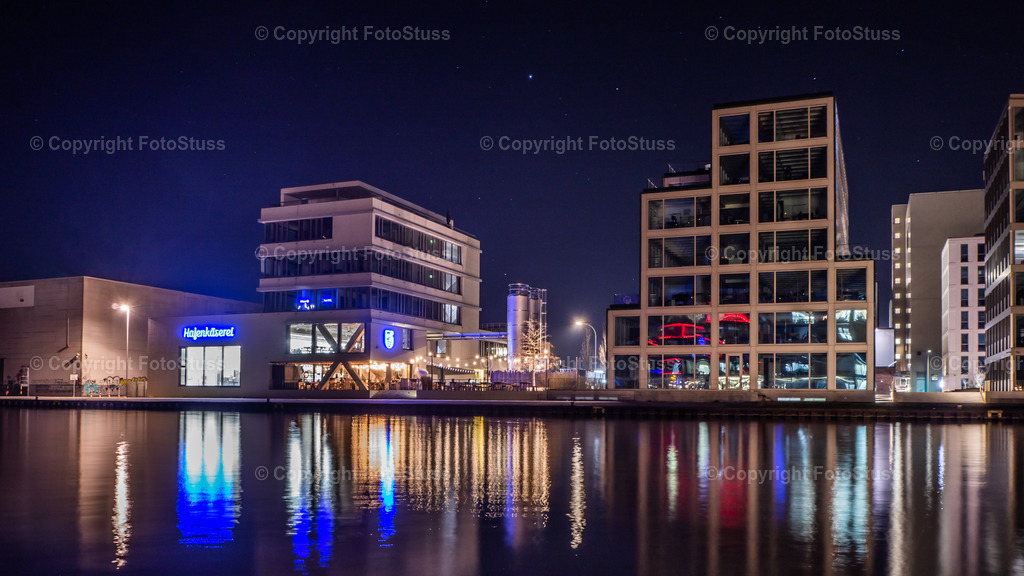 Hafen von Münster bei Nacht | Das Hafen in Münster entfaltet bei Nacht eine tolle Farbpracht. - Realisiert mit Pictrs.com