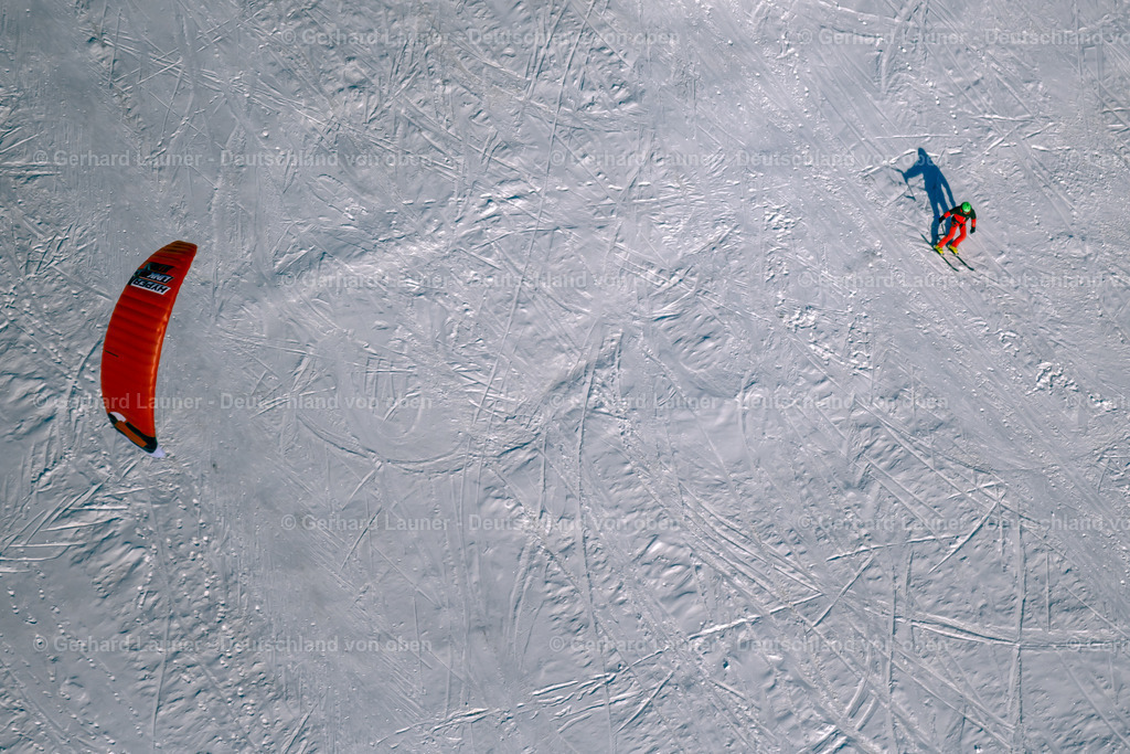 4043490 | GERSFELD (RHöN) 13.02.2021 Winterluftbild Surfer - Kitesurfer - Snowkiter in Fahrt an der Wasserkuppe in Gersfeld (Rhön) in der Rhön im Bundesland Hessen, Deutschland. Weiterführende Informationen bei: Papillon Flucenter Wasserkuppe. // Winter aerial photo Surfer - Kitesurfer - Snowkiter in ride on the Wasserkuppe in Gersfeld (Rhoen) in the Rhoen in the state Hesse, Germany. Further information at: Papillon Flucenter Wasserkuppe. Foto: Gerhard Launer