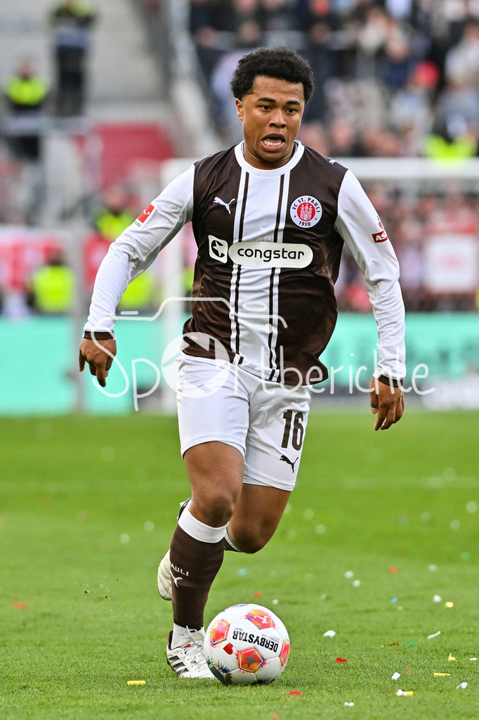 FC St. Pauli - FC Bayern München | ST. PAULI, DEUTSCHLAND - 11. APRIL: am Ball Joel Chima FUJITA (FC St. Pauli 16) / Einzelfoto / Freisteller während dem Bundesligamatch zwischen dem FC St. Pauli und dem FC Bayern München am 29. Spieltag im Millerntor Stadion / DFL REGULATIONS PROHIBIT ANY USE OF PHOTOGRAPHS AS IMAGE SEQUENCES AND/OR QUASI-VIDEO