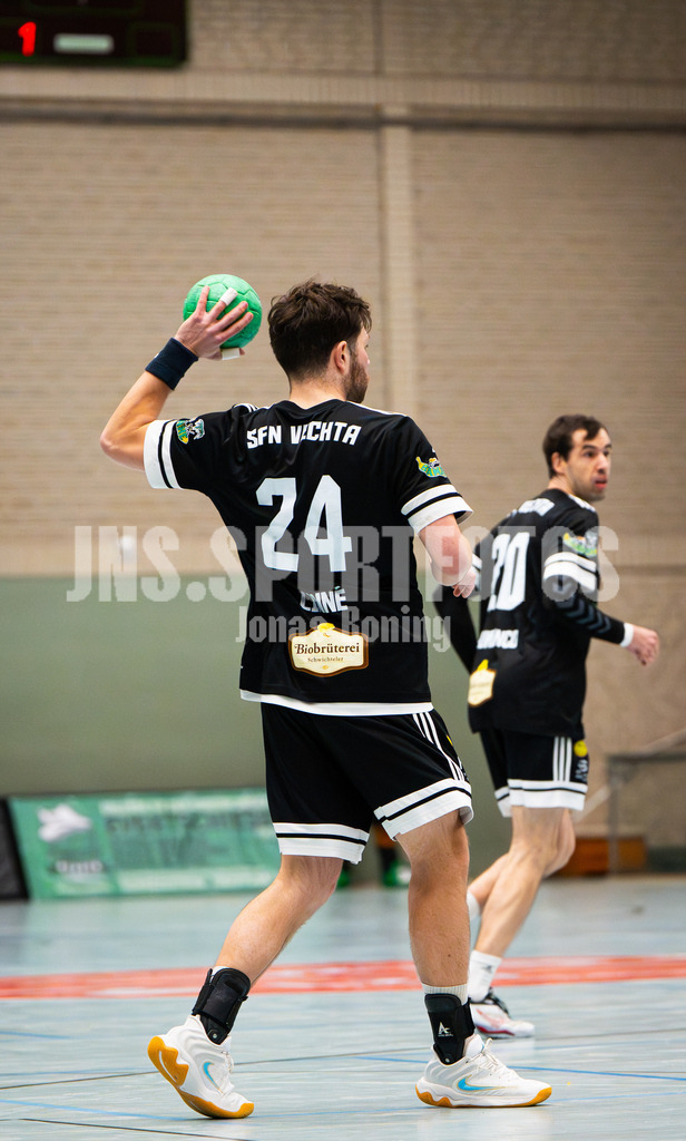 Handball I Herren I Saison 2025-2026 I Verbandsliga West I 13. Runde I SFN Vechta - HSG Varel II I 7417 | Jan Linne (24, SFN Vechta) - Realisiert mit Pictrs.com
