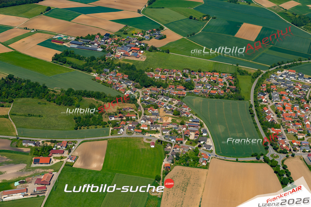 Das Luftbild zeigt : Hörmannsdorf Weng - Die Luftaufnahme wurde 2024 vom UL-Flugzeug aus erstellt ( keine Drohne ) - Hochauflösende Luftaufnahme - Für grossformatige Ausdrucke geeignet. Die Geschenkidee !Mit Lizenz und Bildrechte bestellbar