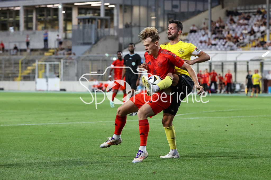 FC Bayern Amateure - SpVgg Bayreuth | Im Duell Samuel UNSOELD (FCB #19) und Edwin SCHWARZ (Spvgg #5) / Zweikampf