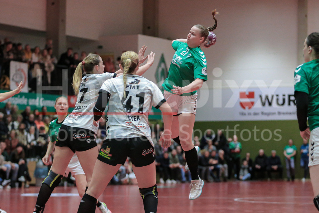 Handball, 2. Bundesliga Frauen, SV Werder Bremen - HL Buchholz 08-Rosengarten | v.li.: Hannah Weyers (SV Werder Bremen, 21) beim Wurf, am Ball, Spielszene, Aktion, Action