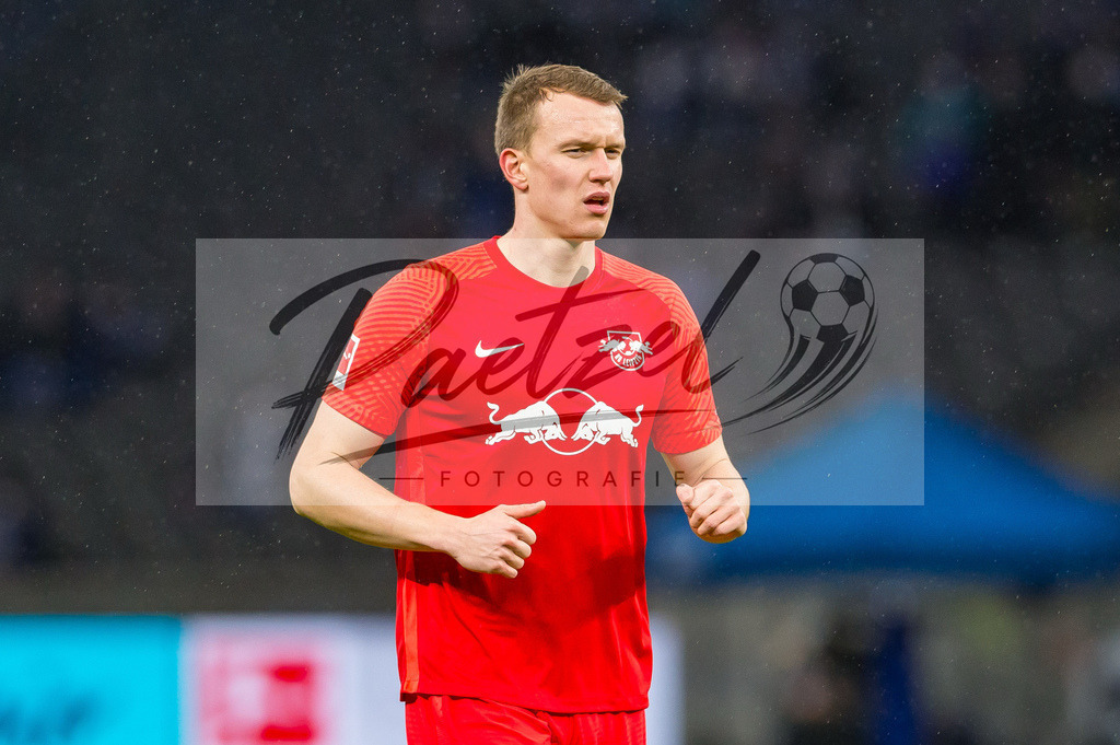 BSCRBL20220220_205 | Fussball, Herren: Lukas Klostermann (RB Leipzig) schaut bei dem Spiel der 1. Bundesliga zwischen Hertha BSC und RB Leipzig im Olypiastadion am 20.02.2022 in Berlin, Deutschland.DFB / DFL REGULATIONS PROHIBIT ANY USE OF PHOTOGRAPHS AS IMAGE SEQUENCES AND/OR QUASI-VIDEO. - Realisiert mit Pictrs.com