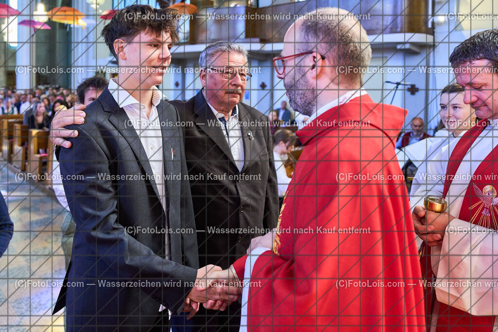 ALP1085_PfarrFirmung Wieselburg_Firmvorgang | (C)FotoLois.com, Alois Spandl, Firmung in der Pfarrkirche Wieselburg mit Generalvikar Dr. Christoph Weiss, Dechant Pfarrer Daniel Kostrzycki und Monignore Franz Dammerer, Sa 15. Juni 2024.