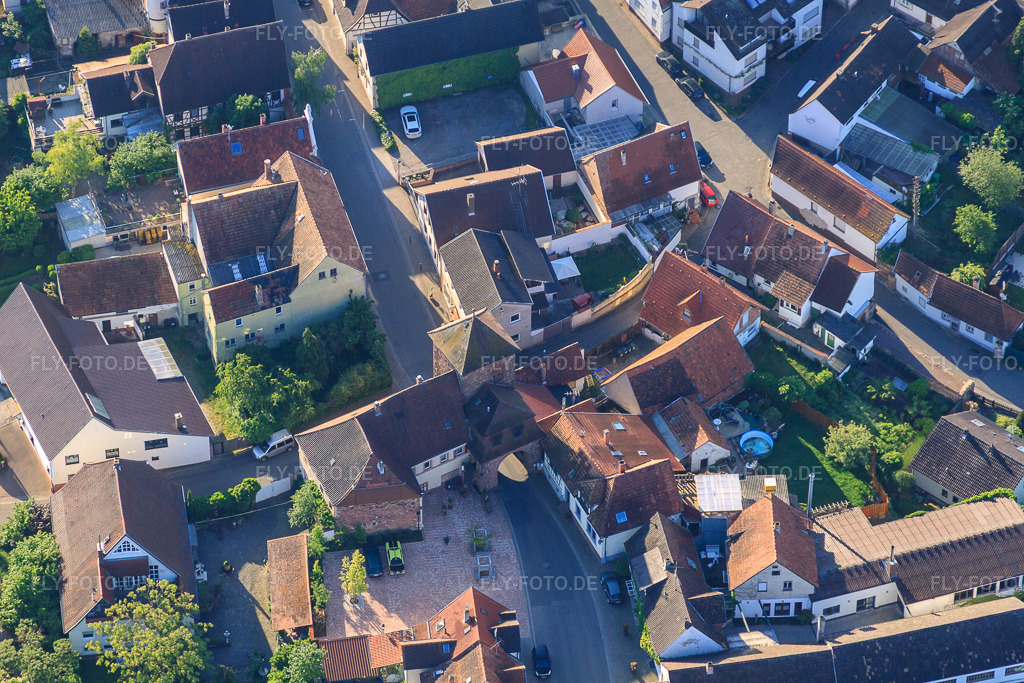 Luftbild: Oberes Tor an der Wallstr im Ortsteil Billigheim in Billigheim-Ingenheim im Bundesland Rheinland-Pfalz in Deutschland. Foto: IMG_64754.jpg vom 04.05.2014 durch Werner Riehm/FLY-FOTO.deAuflösung des Originals: 4752 x 3168 px