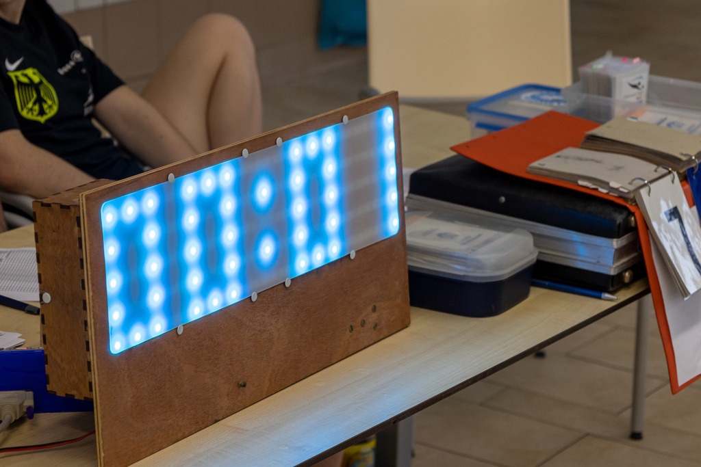 1. Bundesliga Süd in Bamberg am 16.10.2022 | Der Protokolltisch am Beckenrand in Bamberg. Die Restspielzeit beträgt nur eine 1 Sekunde. Die offizielle Spielzeit beim Unterwasserrugby sind 2 x 15 Minuten, mit anhaltender Zeit während Spielunterbrechungen.  - Realisiert mit Pictrs.com