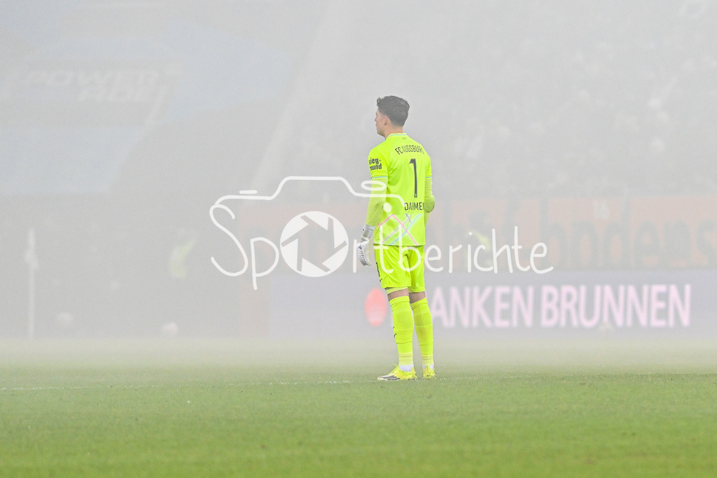 FC Augsburg - SC Freiburg | AUGSBURG, GERMANY - 18. JANUARY: während der Spielunterbrechung steht Finn DAHMEN (FC Augsburg 1) im Nebel / Symbolbild während dem Bundesligamatch zwischen dem FC Augsburg und dem SC Freiburg am 18. Spieltag in der WWK-Arena / DFL REGULATIONS PROHIBIT ANY USE OF PHOTOGRAPHS AS IMAGE SEQUENCES AND/OR QUASI-VIDEO