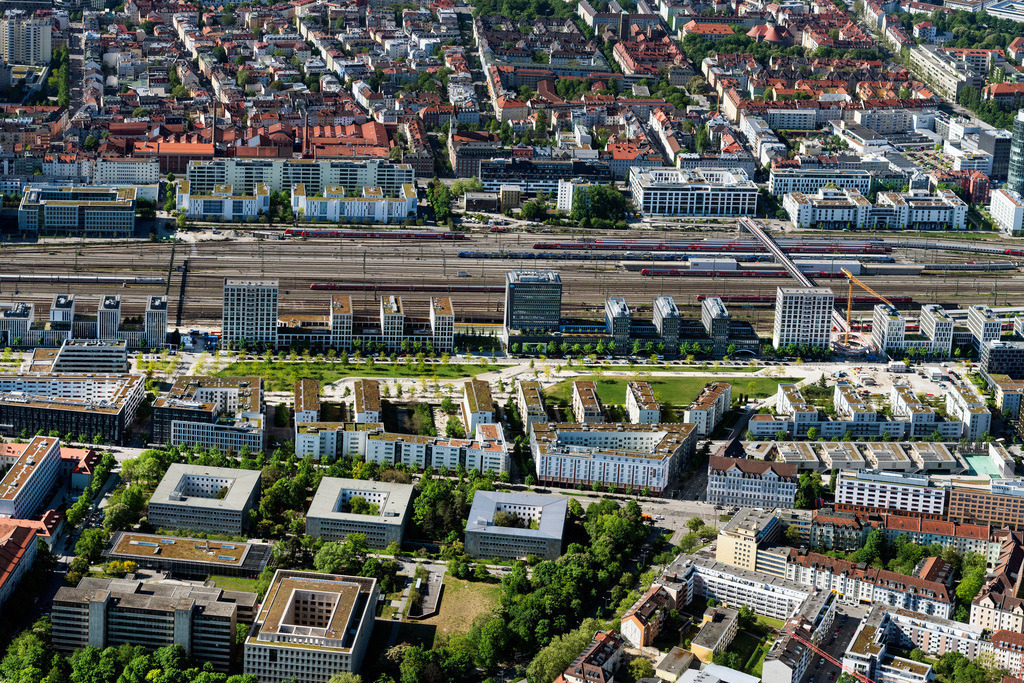 dr__0052765.jpg | MüNCHEN 07.05.2020 Der über die Jahre entstandene Arnulfpark ist ein neues Stadtquartier in München-Neuhausen mit Wohn- und Bürogebäuden sowie Kultureinrichtungen, Einkaufsmöglichkeiten, einem Park sowie Kindergärten auf dem Gelände des ehemaligen Münchner Containerbahnhofs, in München im Bundesland Bayern, Deutschland. // District view with streets, houses, tracks and Arnulfpark in the district Maxvorstadt in Munich in the state Bavaria, Germany. Foto: Daniel Reiter