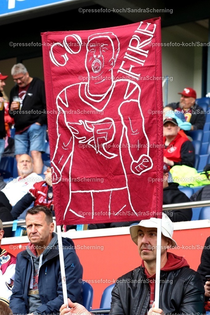 xSSC08062501048 | 08.06.2025, xsscx, American Footballl, Rhein Fire - Paris Musketeers, EFL, Schauinsland-Reisen-Arena, Saison 2025: Fan mit Banner für Rhein Fire