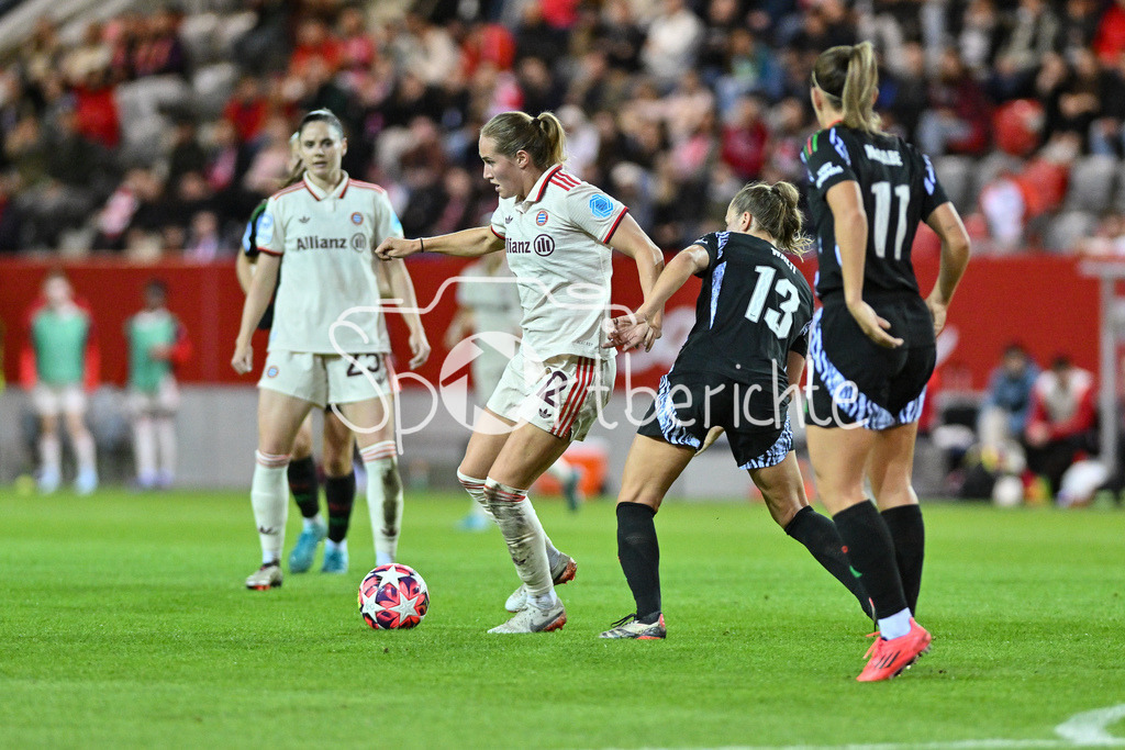 FC Bayern München Frauen - Arsenal London Frauen | im Duell Sydney LOHMANN (FCB #12) und Lia WAELTI (Arsenal London #13) / zweikampf / UEFA Womens Champions League: FC Bayern München Frauen - Arsenal London Frauen, FC Bayern Campus am 09.10.2024
