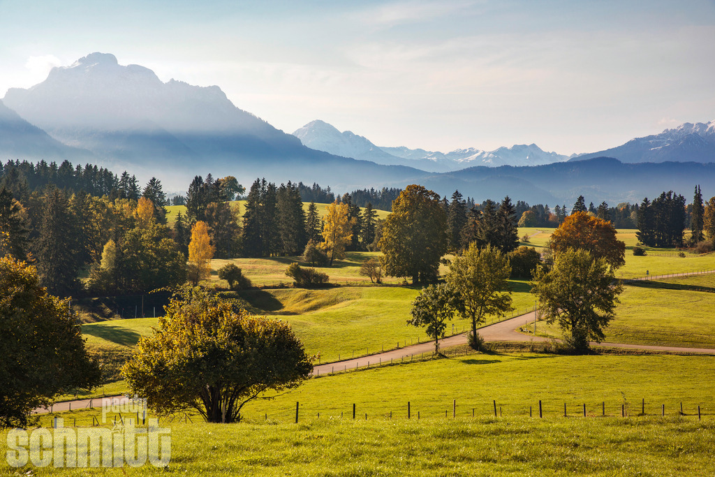 Voralpenlandschaft bei Füssen im Ostallgäu | Die Voralpenlandschaft bei Füssen im Ostallgäu zeigt sich mit sanften Hügeln, weiten Wiesen und beeindruckender Bergkulisse. Ein schöner Blick auf die typische Landschaft rund um Füssen. - Realisiert mit Pictrs.com