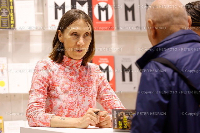 76. Frankfurter Buchmesse Impressionen | 18.10.2024 Heute ab 14 Uhr für alle geöffnet 76. Buchmesse Frankfurt Halle Siegnierstunde von Martina HEFTER Trägerin des Deutschen Buchpreises am Stand KLETT-COTTA (Foto: Peter Henrich) - Realisiert mit Pictrs.com