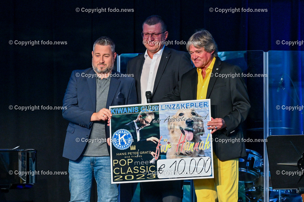 Rosengarten_ Hans Peter Gratz_ 28.06.2023-24 | 28.06.2023, Linz Poestlingberg, AUT, Rosengarten, Hans Peter Gratz and Friends, im Bild Juergen (Vater von Hannah die die Spende der Kiwanis erhalten hat fuer den Assistenzhund), Max Pernsteiner und Werner Raml (Kiwanis Club Linz & Kepler)