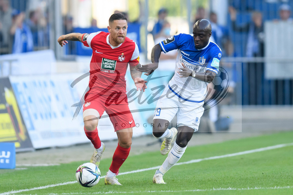 FCMFCK20210904_130 | Fussball, Herren: Mike Wunderlich (1. FC Kaiserslautern) und Amara Conde (1. FC Magdeburg) im Zweikampf beim Spiel der 3. Liga zwischen 1. FC Magdeburg und 1. FC Kaiserslautern in der MDCC-Arena am 04.09.2021 in Magdeburg, Deutschland.DFB / DFL REGULATIONS PROHIBIT ANY USE OF PHOTOGRAPHS AS IMAGE SEQUENCES AND/OR QUASI-VIDEO. - Realisiert mit Pictrs.com