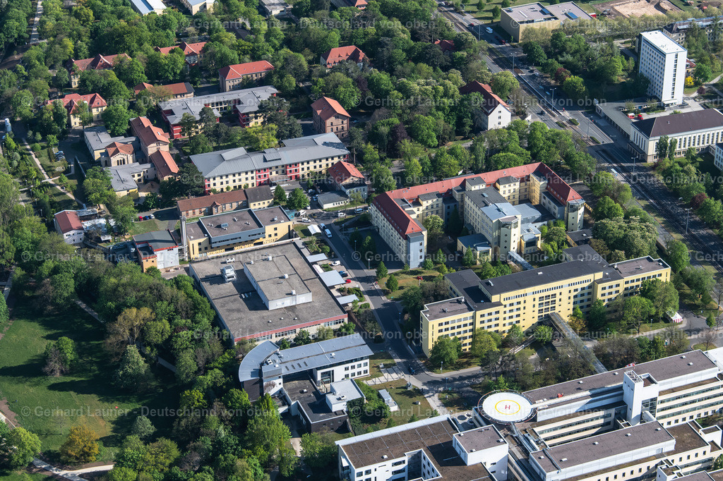 4025832 | ERFURT 06.05.2020 Sicherheitsumzäunung am Gelände der Forensik - Psychiatrie des "Helios Klinikum Erfurt" an der Nordhäuser Straße im Ortsteil Andreasvorstadt in Erfurt im Bundesland Thüringen, Deutschland. Weiterführende Informationen bei: HELIOS Kliniken GmbH. // Security fencing on the grounds of forensics - psychiatry of "Helios Klinikum Erfurt" on Nordhaeuser Strasse in the district Andreasvorstadt in Erfurt in the state Thuringia, Germany. Further information at: HELIOS Kliniken GmbH. Foto: Gerhard Launer