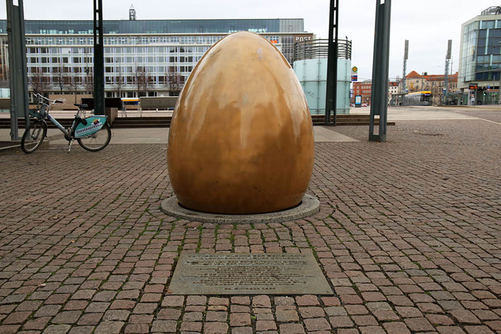 Foto: Leipzig - Glocke der Demokratie - Blick zum Augustusplatz | Das Team hinter BILDLEXIKON LEIPZIG bündelt historische wie aktuelle Informationen über die Stadt Leipzig in Text und Bild auf einer Plattform und stellt diese der interessierten Öffentlichkeit zur Verfügung.