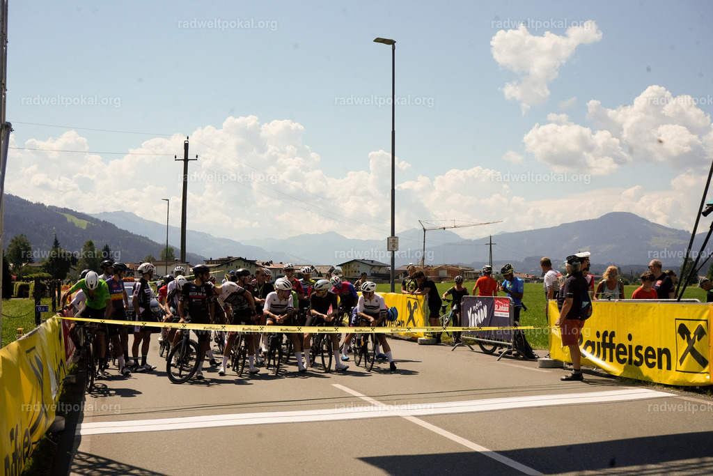 81_20230817_Bewerb_Maenner_Muehlanger | AUT - OESTERREICH, 2023-08-16: SPORT RENNRAD-FAHREN - 55. INTERNATIONALER RADWELTPOKAL IN ST. JOHANN IN TIROL  - Vintage-Radrennen mit WM-Bronze-Medaillen-Siegerin Christina Schweinberger, den Teilnehmer und Alexander Baumann (vom Orginastions-Team) - TAG 2 BEWERB MAENNER IN SECHS GRUPPEN  ; Foto: Roland Muehlanger
