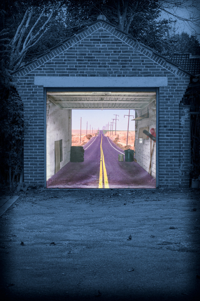 Garagentor | Eine Garage im nächtlichen Blau. Auf ihrem Tor ist ein Foto aufgebracht, das die Weiterfahrt über eine Landstraße im „Wilden Westen“ suggeriert. — Auflösung des Originals: 5504 x 8256 px. - Realisiert mit Pictrs.com