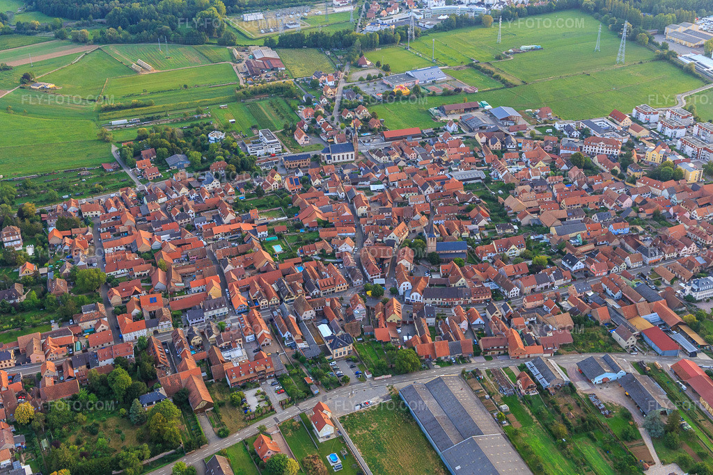 Aerial view: View of the town from the south in Dorlisheim in the state Bas-Rhin, France. – Photo: IMG_137998.jpg taken on 08/19/2023 by Werner Riehm/FLY-FOTO.com – Resolution of the original: 5101 x 3401 px