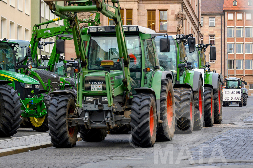 _DWA4283 | Bauerndemo gegen Agrarpolitik der Bundesregierung  auf dem Straße Obstmarkt und Hauptmarkt . Nürnberg, 08.01.2024 - Realisiert mit Pictrs.com