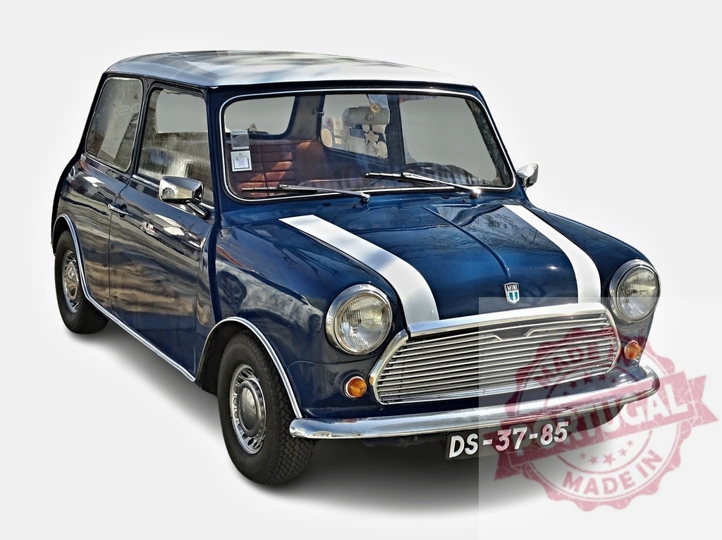 Classic Austin Mini Cooper S parking in a studio | Classic blue Austin Mini Cooper S with white racing stripes parked against a white background - Realisiert mit Pictrs.com