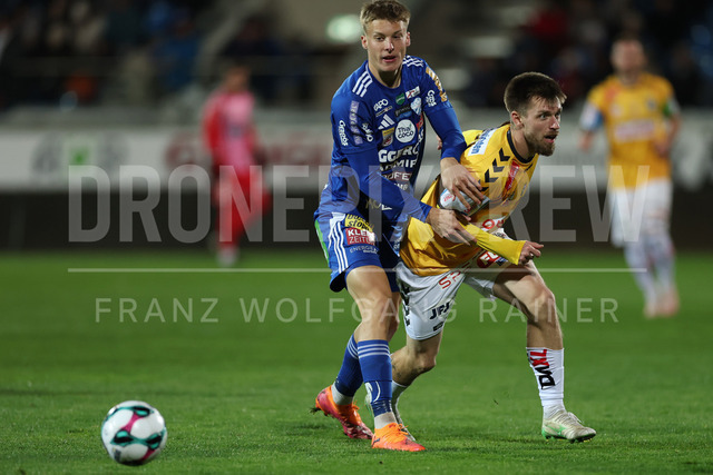 TSV Egger Glas Hartberg vs SV Oberbank Ried – Austrian Bundesliga Match | The image shows Dominic Vincze (Hartberg) and Philipp Pomer (Ried), at the Bundesliga match TSV Hartberg vs SV Ried at Profertil Arena Hartberg. 22.11.2025