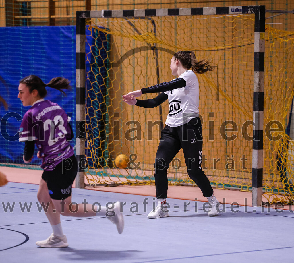 2025-01-18_070_SpVgg_Altenerding_gegen_TV_Altoetting | Erding, Deutschland, 18.01.2025:Handball, Bezirksoberliga Frauen Altbayern 2024 / 2024, 11. Spieltag, SpVgg Altenerding gegen TV Altötting, Endergebnis: 19:24Katharina Künstner (SpVgg Altenerding, #23), Torfrau Verena Maier (TV Altötting, #1)Foto: Christian Riedel / fotografie-riedel.net