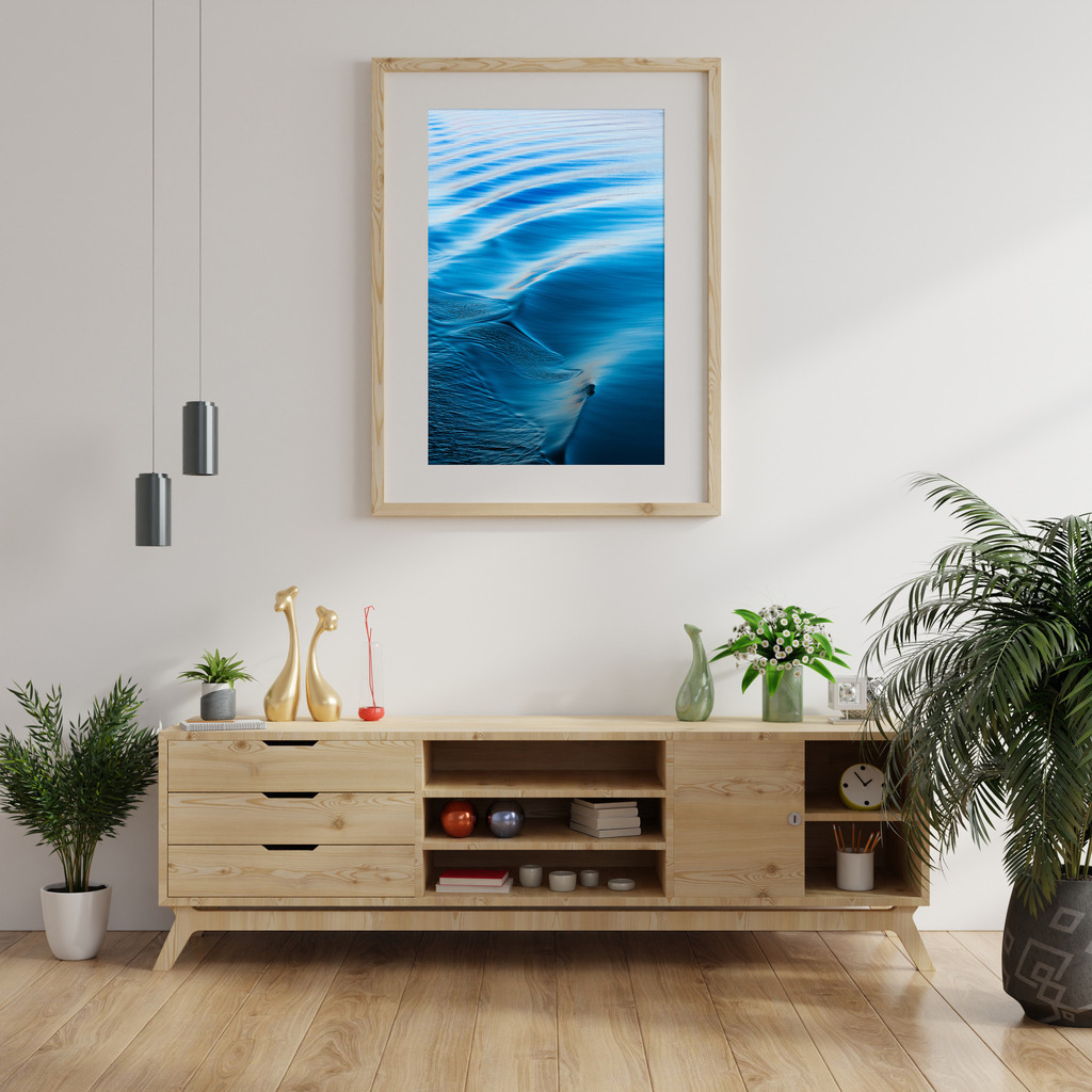 Ruhiges Wassermotiv Bodensee fürs Wohnzimmer | Anwendungsbeispiel für die Gestaltung Ihres Wohnzimmers. Sie finden dieses Motiv in der Galerie Farben und Formen - Wasser (https://shop.soulimages.eu/img/rddj5f). - Realisiert mit Pictrs.com