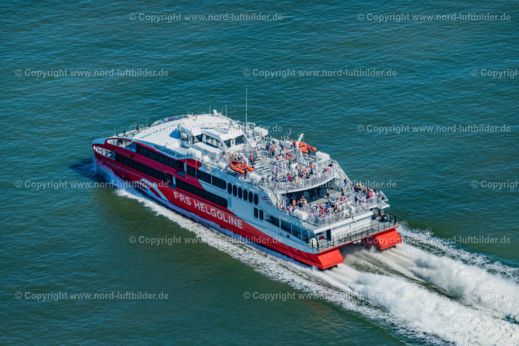 Cuxhaven_Halunder_Jet_ELS_7799130822 | CUXHAVEN 13.08.2022 Fahrt des Fähr- Schiffes FRS Halunderjet Katamaran über die Nordsee in Cuxhaven im Bundesland Niedersachsen. // Ride a ferry ship on the North Sea in Cuxhaven Halunderjet in the state Lower Saxony. Foto: Martin Elsen