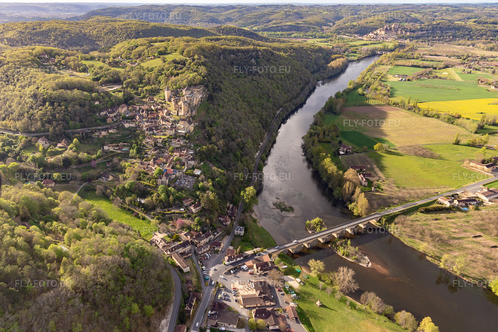 Vue aérienne: Ensemble castral du Château de Castelnaud-la-Chapelle au-dessus du pont de la Dordogne à Castelnaud-la-Chapelle dans le département Dordogne, France. Photo: IMG_113478.jpg prise le 16/04/2019 par Werner Riehm/FLY-FOTO.eu – Résolution de l'original: 5060 x 3373 px