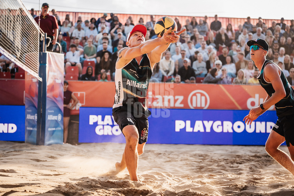 Beachvolleyball | Männer | Allianz German Beach Tour 2025 | Tourstop Düsseldorf | 16.05.2025 | Martins Plavins spielt den Ball