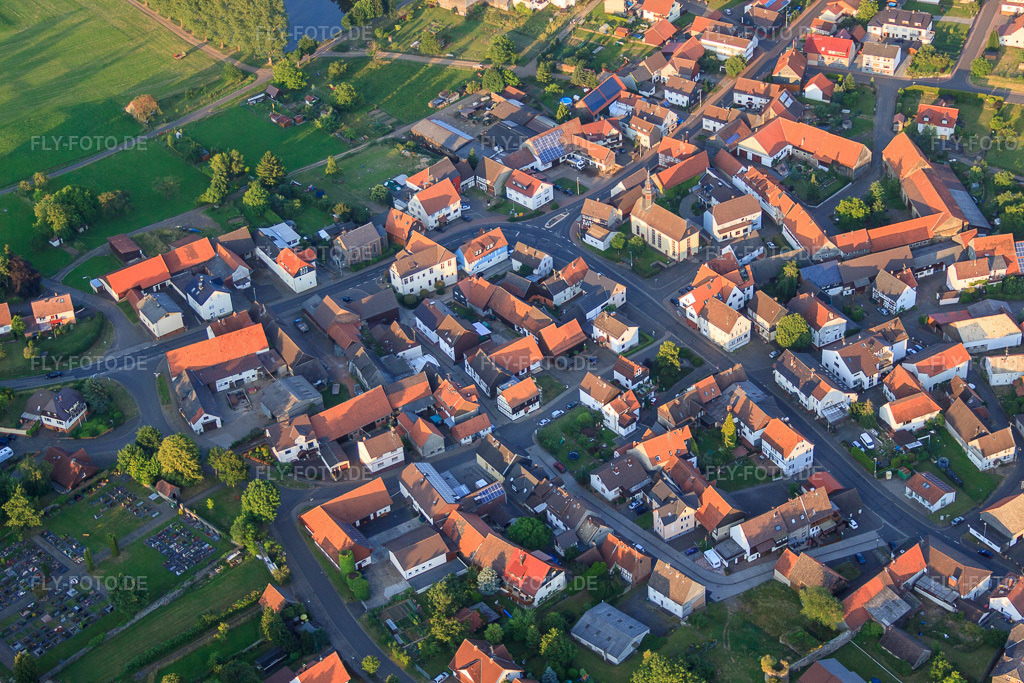 Luftbild: Dorfansicht von Südwesten mit Evang. Kirche im Ortsteil Wenings in Gedern im Bundesland Hessen in Deutschland. Foto: IMG_68652.jpg vom 21.06.2014 durch Werner Riehm/FLY-FOTO.de – Auflösung des Originals: 4752 x 3168 px