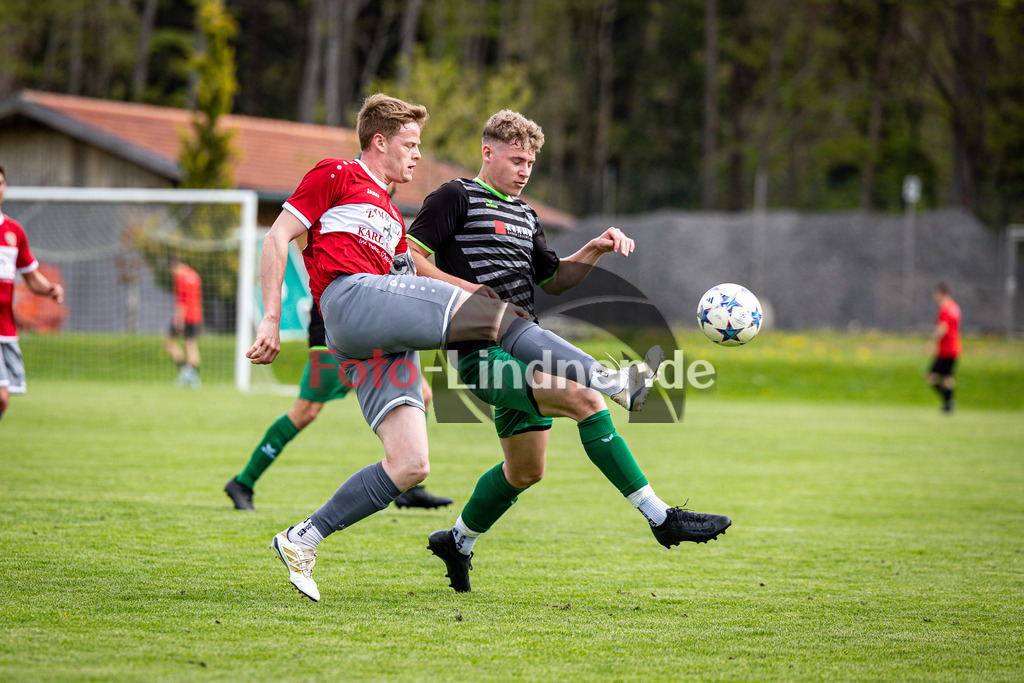 FC Wildsteig/Rottenbuch gegen TuS Geretsried II | Fußball Kreisliga Herren Oberbayern Zugspitze Gruppe 1 2025/26, FC Wildsteig/Rottenbuch gegen TuS Geretsried II, 20250427,Zweikampf,2025-04-27 in Rottenbuch (Sportplatz Rottenbuch), Thomas SCHNADERBECK (TuS Geretsried II 14), Adrian NIGGL (FC Wildsteig/Rottenbuch Kapitän 13)Copyright: WolfgangxLindner www.foto-lindner.de