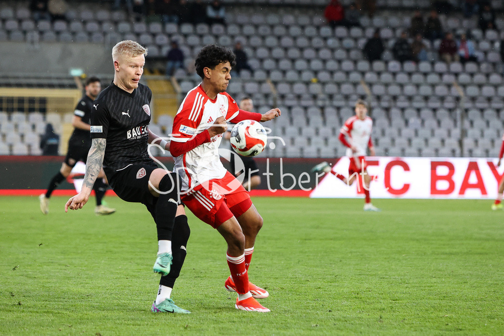 FC Bayern Amateure - TSV Buchbach | im Duell Benedikt ORTH (TSV #2) und Adam AZNOU BEN CHEIKH (FCB #53) / Zweikampf