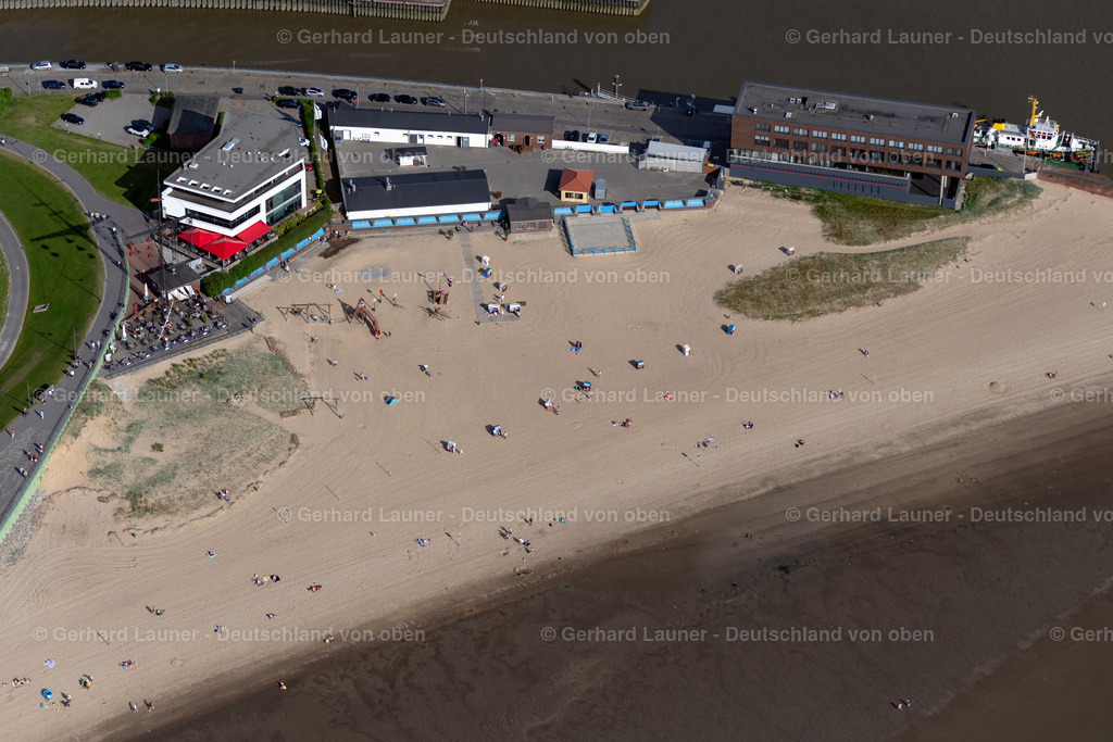 4030303 | BREMERHAVEN 01.06.2020 Sandstrand- Landschaft entlang des Ufer- Flussverlaufes an der Weser im Ortsteil Mitte-Süd in Bremerhaven im Bundesland Bremen, Deutschland. // Sandy beach landscape along the banks of the river on Weser in the district Mitte-Sued in Bremerhaven in the state Bremen, Germany. Foto: Gerhard Launer