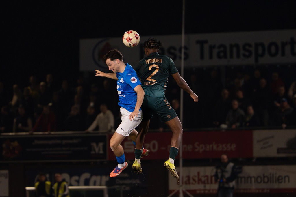 Fußball I Herren I Saison 2025-2026 I Regionalliga Nord I 25. Spieltag I TuS Blau-Weiß Lohne - Werder Bremen II I 5775 | Nico Thoben (8, TuS BW Lohne) gegen David Amalachukwu Igboanuogo (2, SV Werder Bremen II) - Realisiert mit Pictrs.com