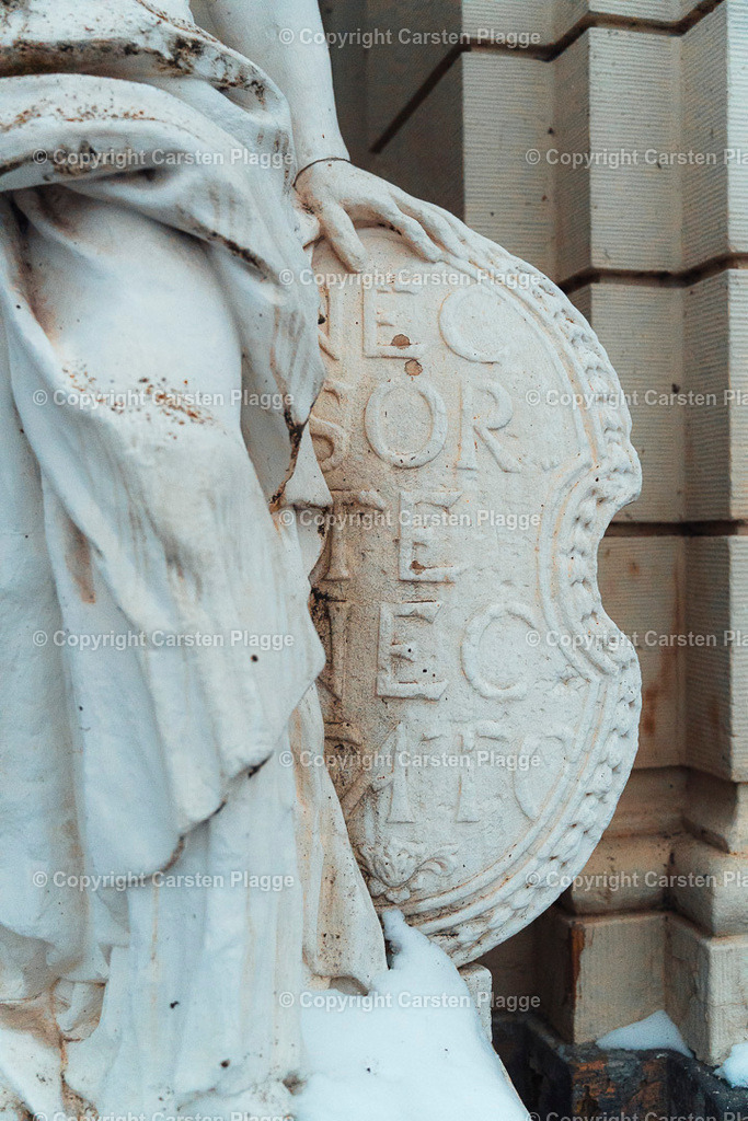Schloß Wolfenbüttel - Figur | Schloß Wolfenbüttel - Figur - Realisiert mit Pictrs.com