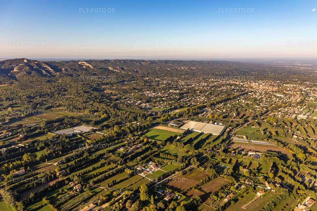 Luftbild: Massif des Alpilles im Ortsteil Les Écarts in Saint-Rémy-de-Provence im Bundesland Bouches-du-Rhône in Frankreich. Foto: IMG_129619.jpg vom 23.09.2021 durch Werner Riehm/FLY-FOTO.de