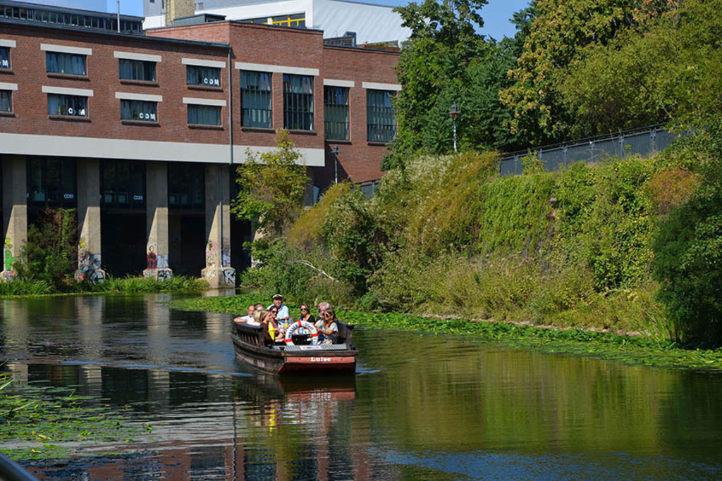 Karl-Heine-Kanal - Stelzenhaus | Entdecke über 20 Kategorien Leipzig-Motive: Foto-Downloads, hochwertige Poster, Leinwand- & Fine-Art-Prints. Jetzt Lieblingsfoto im Bildlexikon Leipzig Shop bestellen!