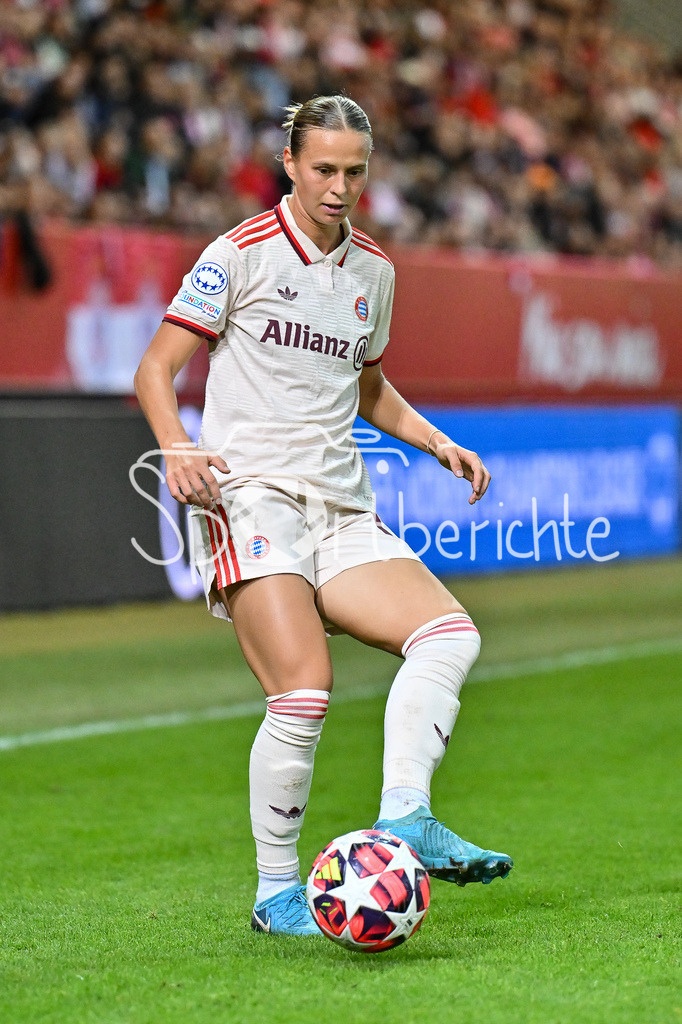 FC Bayern München Frauen - Arsenal London Frauen | am Ball Klara BUEHL (FCB #17) / Freisteller / Einzelfoto / UEFA Womens Champions League: FC Bayern München Frauen - Arsenal London Frauen, FC Bayern Campus am 09.10.2024