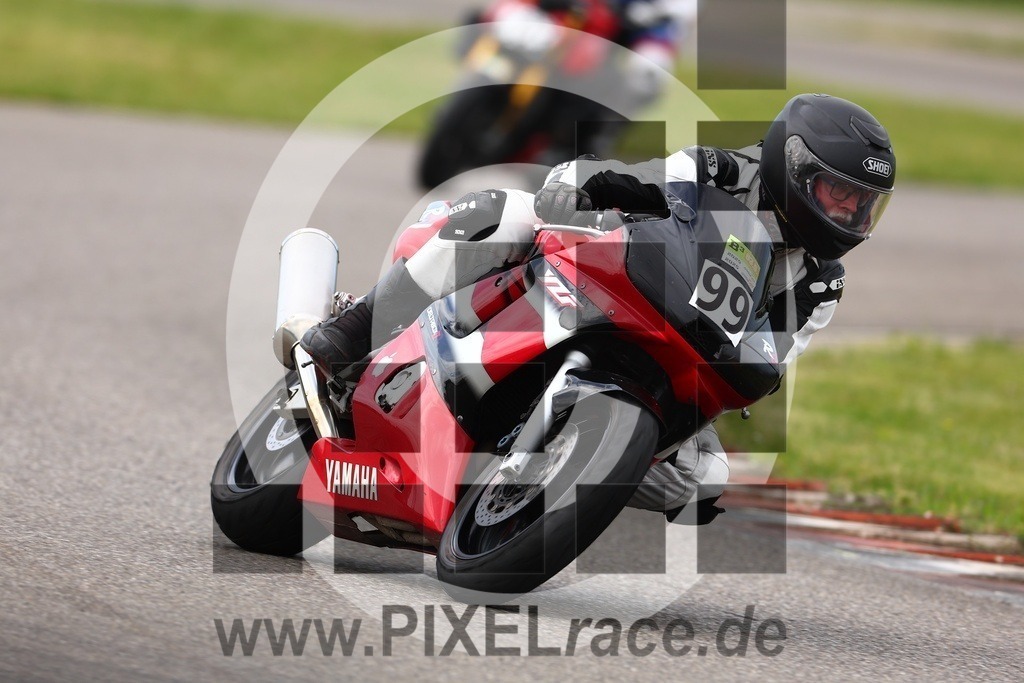 0099-20250503_00726 | Schöne Erinnerungen an spannende Momente - das festzuhalten ist unser Job. PIXELrace.de ist seit 2003 auf den Rennstrecken Europas unterwegs um die Action draußen beim Fahren und die wunderbare Stimmung imm Fahrerlager für euch einzufangen.