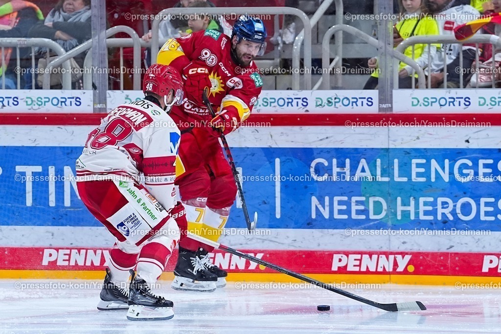xYDRx19102501018 | 19.10.2025, xydrx, Eishockey, DEL2, Düsseldorfer EG - EV Landshut, PSD Bank Dome Düsseldorf: Wade Bergman (EV Landshut #48) im Zweikampf gegen Kevin Orendorz (Düsseldorfer EG #78)