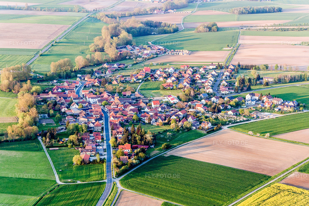 Luftbild: Ortsansicht im Ortsteil Reupelsdorf in Wiesentheid im Bundesland Bayern in Deutschland. Foto: IMG_088096.jpg vom 06.05.2016 durch Werner Riehm/FLY-FOTO.de