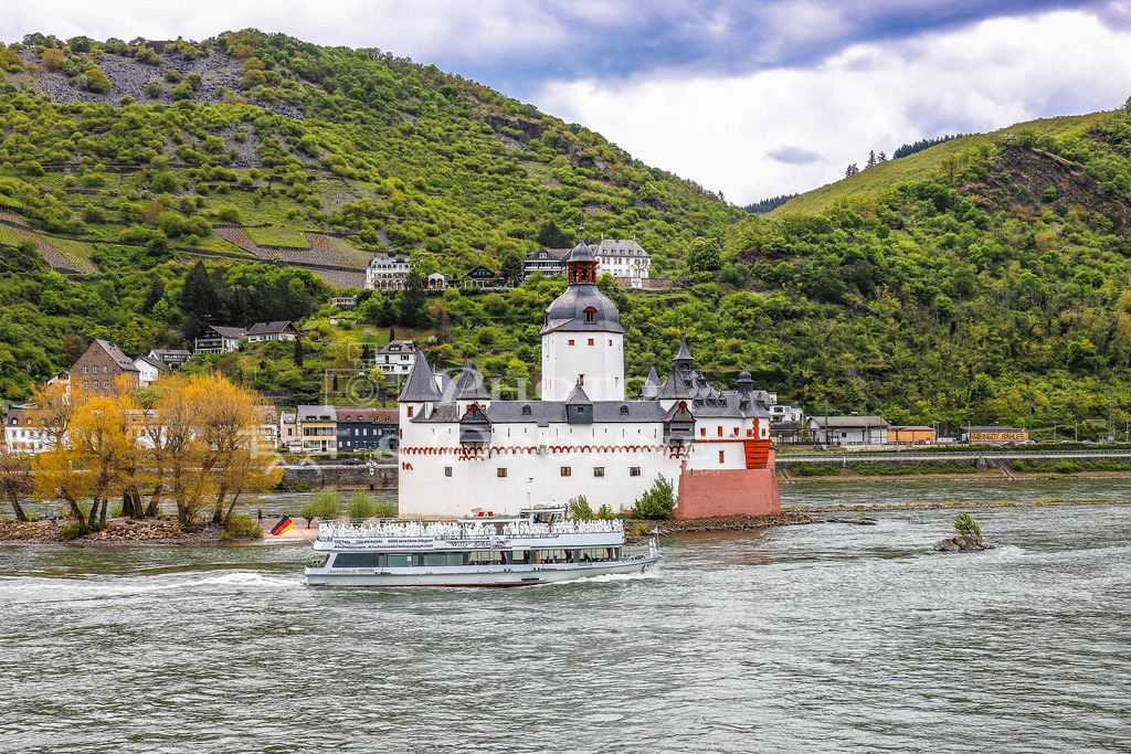 IMG_7976 | MS Willy Schneider beim Ahrtal-Protest am 27.04.2024, auf dem Weg von Remagen nach Mainz, vor der Pfalzgrafenstein bei Kaub - Realisiert mit Pictrs.com