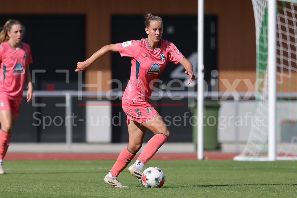 Fussball, Testspiel Frauen, SV Werder Bremen - VfL Wolfsburg | Marlena Dirks (SV Werder Bremen, 34) am Ball, Einzelbild, Ganzkörper, Aktion, Action, Spielszene