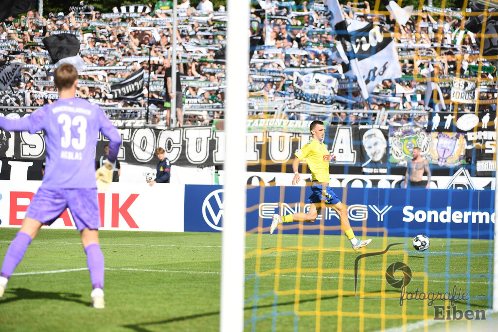 SV Atlas-Delmenhorst-Borussia Mönchengladbach | DFB-Pokal 1. Runde;SV Atlas Delmenhorst (gelb)-Borussia Mönchengladbach (schwarz) am 17.08.2025 in Oldenburg (Marschweg-Stadion), Photo: Philip Eiben 2025 - Realisiert mit Pictrs.com